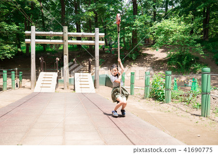 A girl playing athletic 41690775