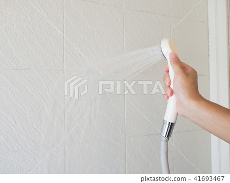 The hand of the worker cleaning the tub wall 41693467