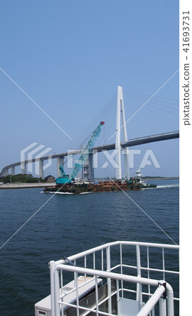 Shinminato橋和起重機船 41693731