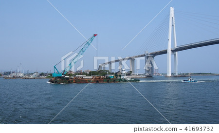 Shinminato橋和起重機船 41693732