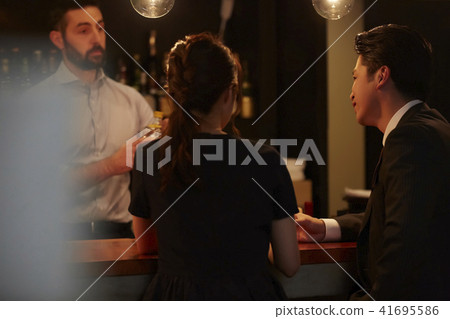 Men and women drinking at a bar Men and women drinking at a bar 41695586
