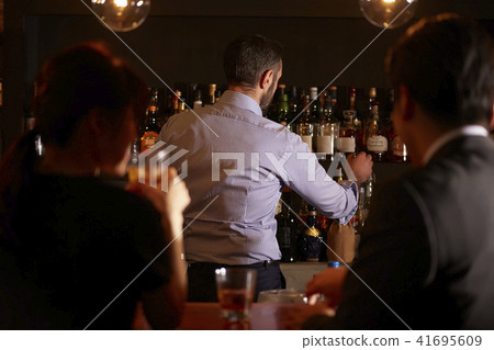 酒吧里的外國工人 41695609