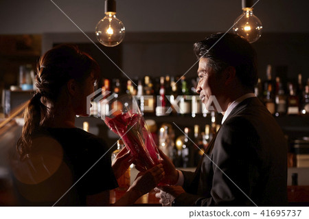 Men and women drinking at the bar 41695737