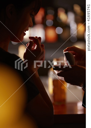 男人和女人在酒吧喝酒 41695741