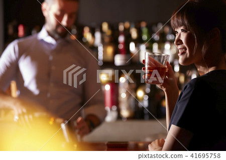 Women drinking in a bar 41695758