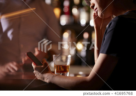 Women drinking in a bar 41695768