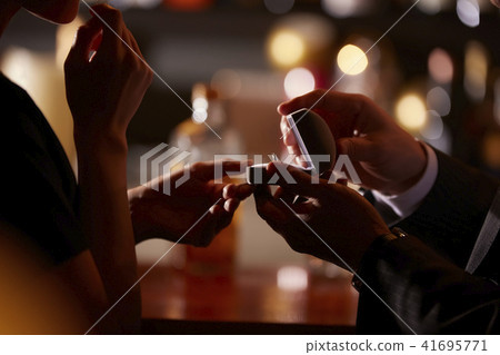 男人和女人在酒吧喝酒 41695771