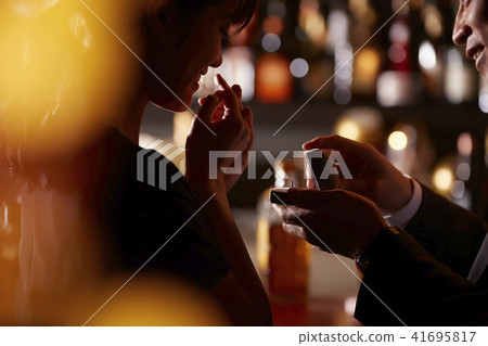 Men and women drinking at the bar Men and women drinking at the bar 41695817