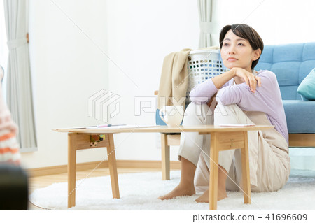 飼養疲倦的嬰孩和母親女性畫像明亮的圖像的母親孩子 41696609