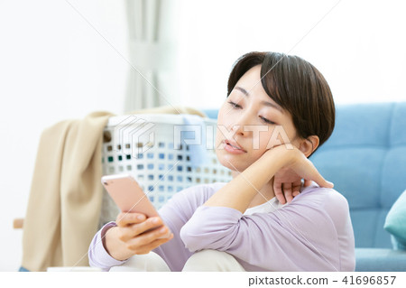 使用聰明的畫象的女性女性微笑白色房子時興的房子有白色背景和女性標記 41696857