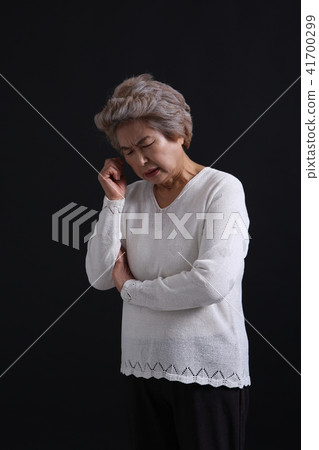 亞洲女性的面部表情，高級，中年，老人，祖母，特寫，疼痛，疾病，悲傷，疼痛，健康 41700299