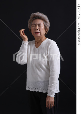 亞洲女性的面部表情，高級，中年，老人，祖母，特寫，疼痛，疾病，悲傷，疼痛，健康 41700317