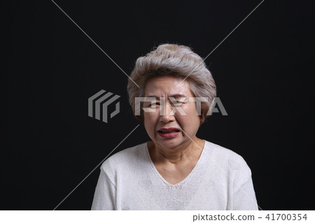 亞洲女性的面部表情,高級,中年,老人,祖母,特寫,疼痛,疾病,悲傷,疼痛,健康 亞洲女性的面部表情,高級,中年,老人,祖母,特寫,疼痛,疾病,悲傷,疼痛,健康 41700354