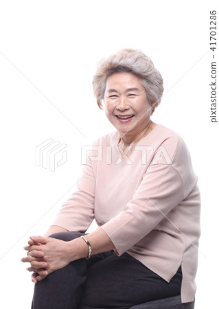 Asian woman's facial expression, senior, middle-aged, elderly, grandmother, close-up, laughing, happiness, emotion, health 41701286
