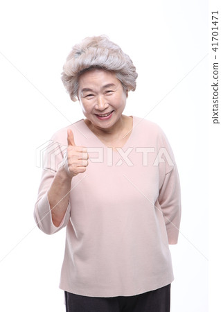 Asian woman's facial expression, senior, middle-aged, elderly, grandmother, close-up, laughing, happiness, emotion, health 41701471
