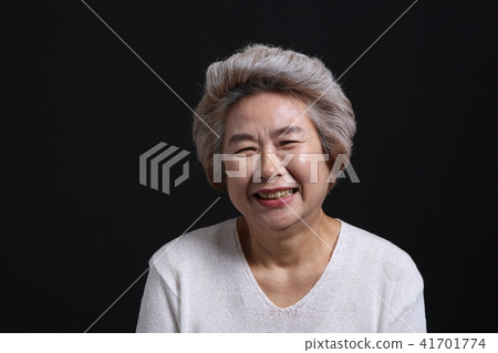 亞裔婦女的表情,資深,中年,老人,祖母,特寫鏡頭,笑,幸福,情感,健康 亞裔婦女的表情,資深,中年,老人,祖母,特寫鏡頭,笑,幸福,情感,健康 41701774