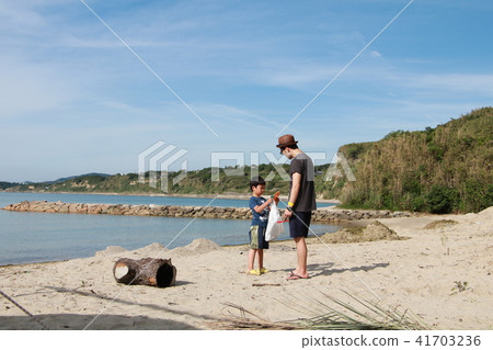 Parents who pick up garbage at the beach 41703236