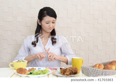 A woman who expresses a prohibition intention A woman who expresses a prohibition intention 41703863