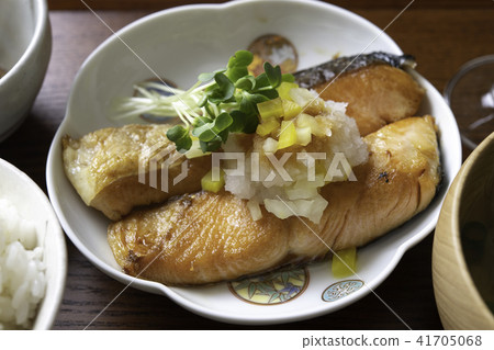 當鮭魚配上磨碎的煎蛋捲時 當鮭魚配上磨碎的煎蛋捲時 41705068