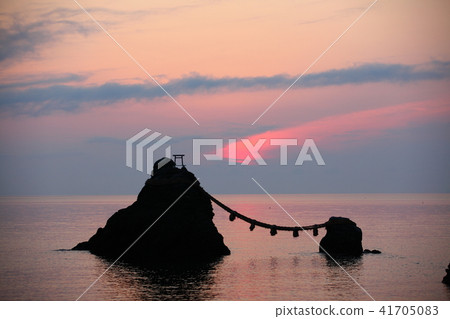 Dawn of the couple's rock 41705083