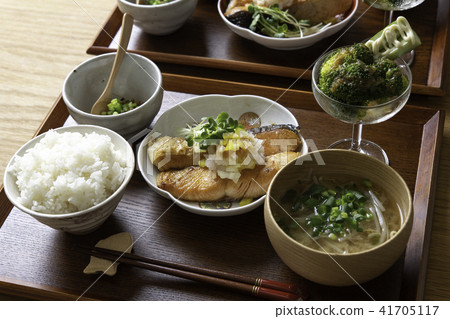 Grilled salmon set meal 41705117