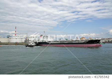 Tanker bridging the jetty by tug boat 41705342