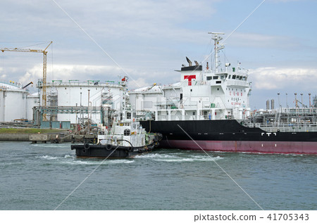 Tanker bridging the jetty by tug boat 41705343