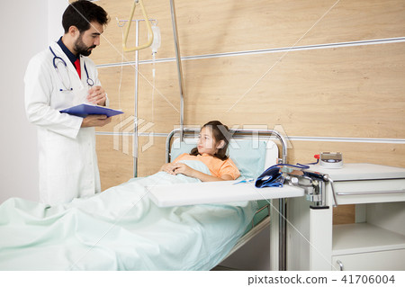 Doctor visint patien girl  41706004