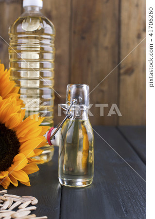 Dodsolnechnoe oil in a bottle of a large and small, a bouquet of sunflowers flowers, on a tiny 41706260