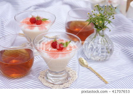 Dessert of condensed milk Dessert of condensed milk 41707653
