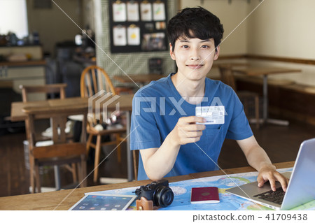 A young man who plans to travel abroad 41709438