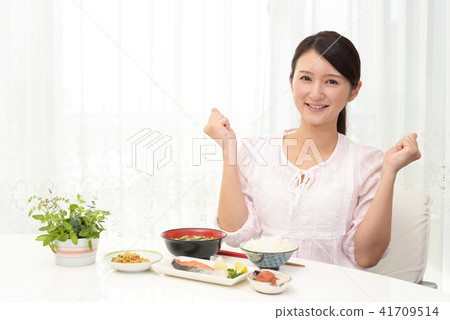 A woman enjoying a meal 41709514