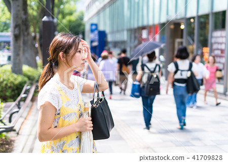 "Tokyo" Women walking in Omotesando 41709828
