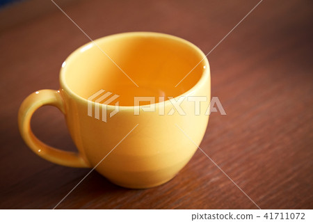 Empty yellow cup of coffee Empty yellow cup of coffee 41711072