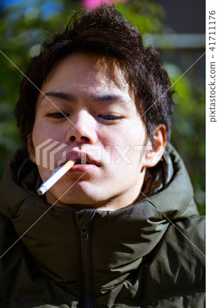 男性日本吸煙者 41711176