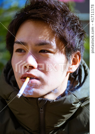 男性日本吸煙者 41711178