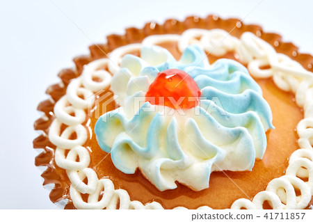 cup cake isolated on white cup cake isolated on white 41711857