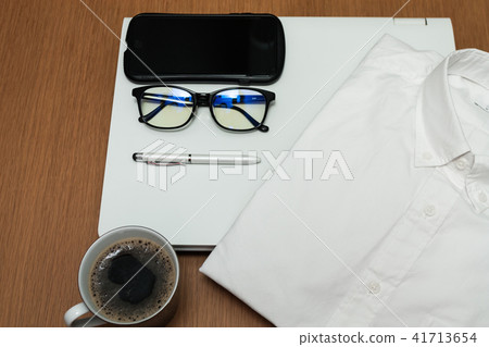 PC咖啡智能襯衫擺在桌子上 41713654