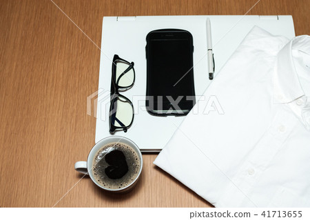 PC咖啡智能襯衫擺在桌子上 PC咖啡智能襯衫擺在桌子上 41713655