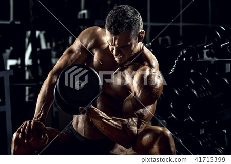 man bodybuilder in gym 41715399