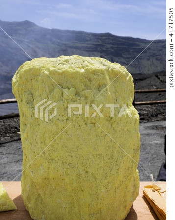 Large chunks of natural sulfur (Kumamoto Aso) 41717505