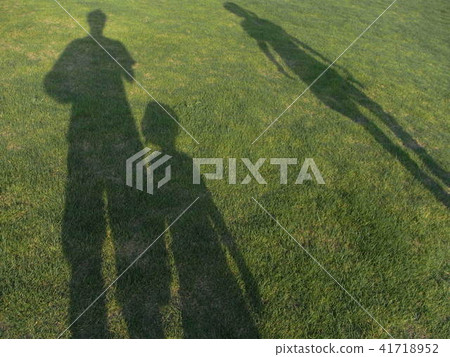 Parent-child's shadow Parent-child's shadow 41718952