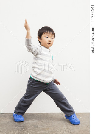 4歲的男孩 4歲的男孩 41725541