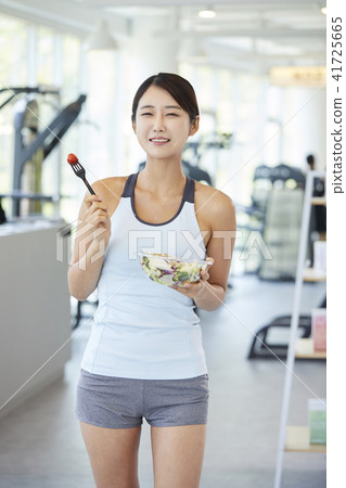 gym, young woman 41725665