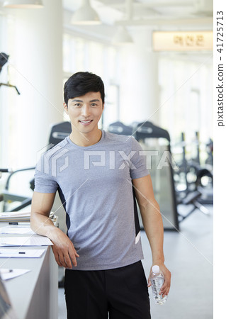 gym, exercise, young man 41725713