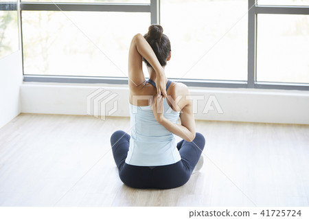 gym, young woman 41725724