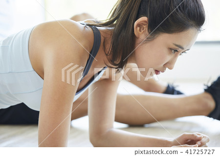 健身房,年輕女子 健身房,年輕女子 41725727