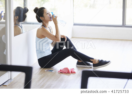 健身房，年輕女子 41725733