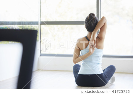 gym, young woman 41725735