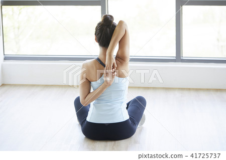 gym, young woman 41725737